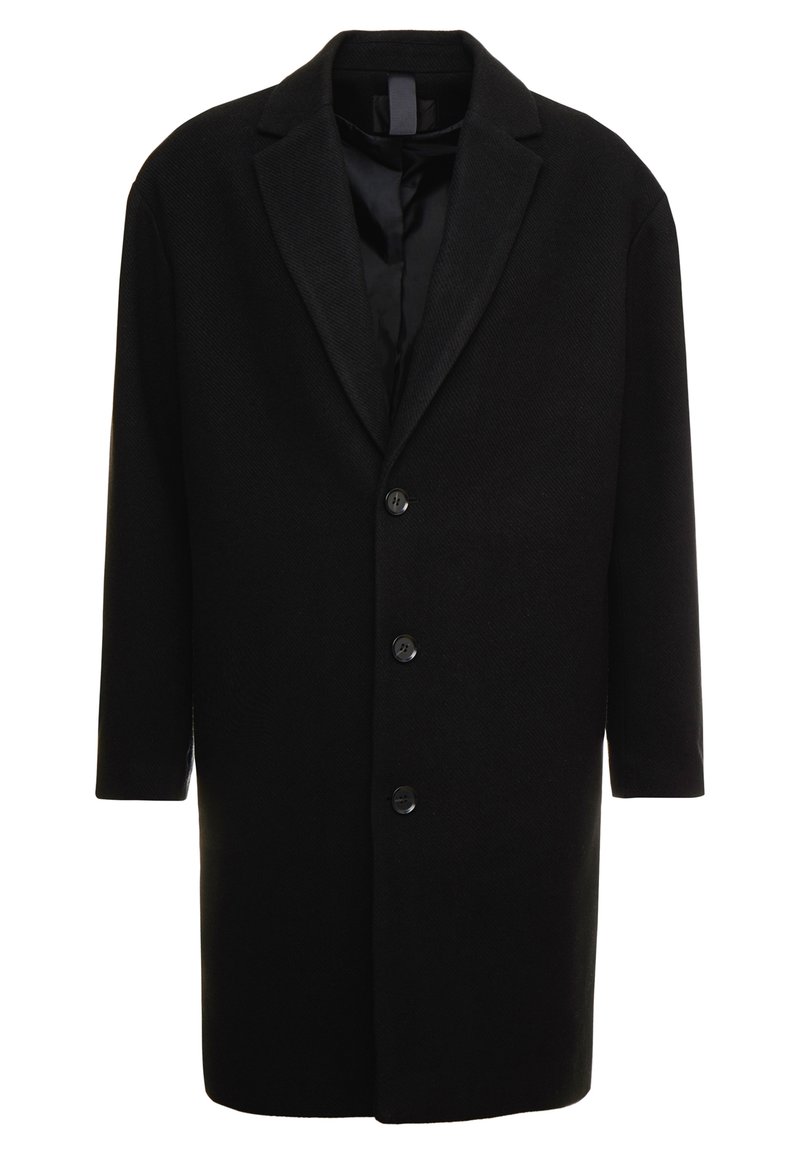Cappotto in lana nera con colletto a pistagna, chiusura a cinque bottoni e maniche lunghe con un rivestimento interno liscio. Dettagli in texture herringbone.