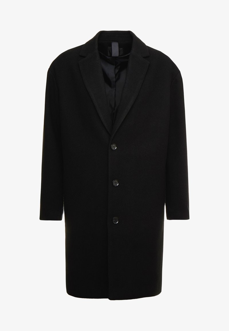 Cappotto in lana nera con colletto a pistagna, chiusura a cinque bottoni e maniche lunghe con un rivestimento interno liscio. Dettagli in texture herringbone.