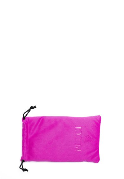 Světlé růžové látkové pouzdro s černými šňůrkami. Obsahuje vyražené logo "PUCCI" a vířivé detaily, hladký povrch, obdélníkový tvar.