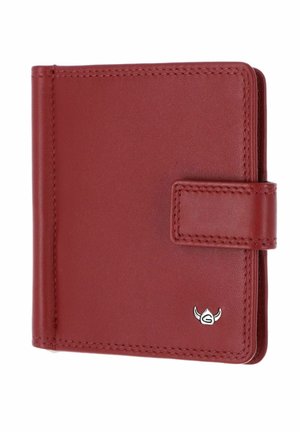 Porte-monnaie en cuir rouge avec bords cousus, une sangle à fermeture pression et un petit emblème argenté en bas à droite.