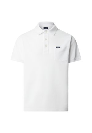 Witte polo met korte mouwen, voorzien van drie knopen, een voorzak en een klein donker rechthoekig merklabel op de zak.
