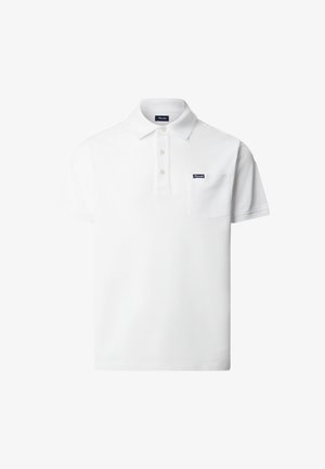 Witte polo met korte mouwen, voorzien van drie knopen, een voorzak en een klein donker rechthoekig merklabel op de zak.