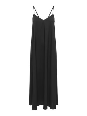 Largo vestido negro sin mangas con finas tirantes ajustables y una falda fluida sobre un fondo blanco.