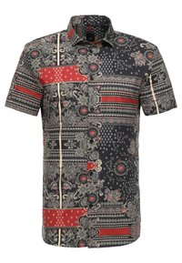 Camicia a maniche corte con una base scura decorata da intricati motivi rossi, bianchi e neri, disegni floreali e accenti geometrici.