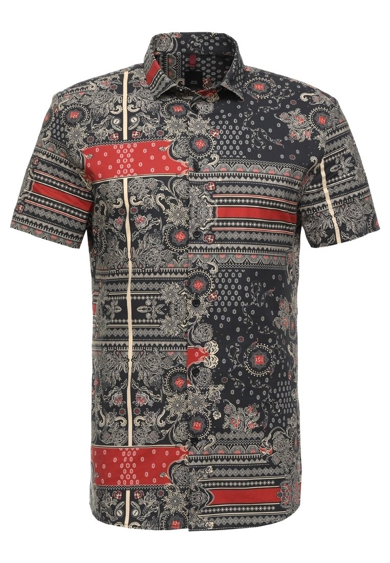 Camicia a maniche corte con una base scura decorata da intricati motivi rossi, bianchi e neri, disegni floreali e accenti geometrici.
