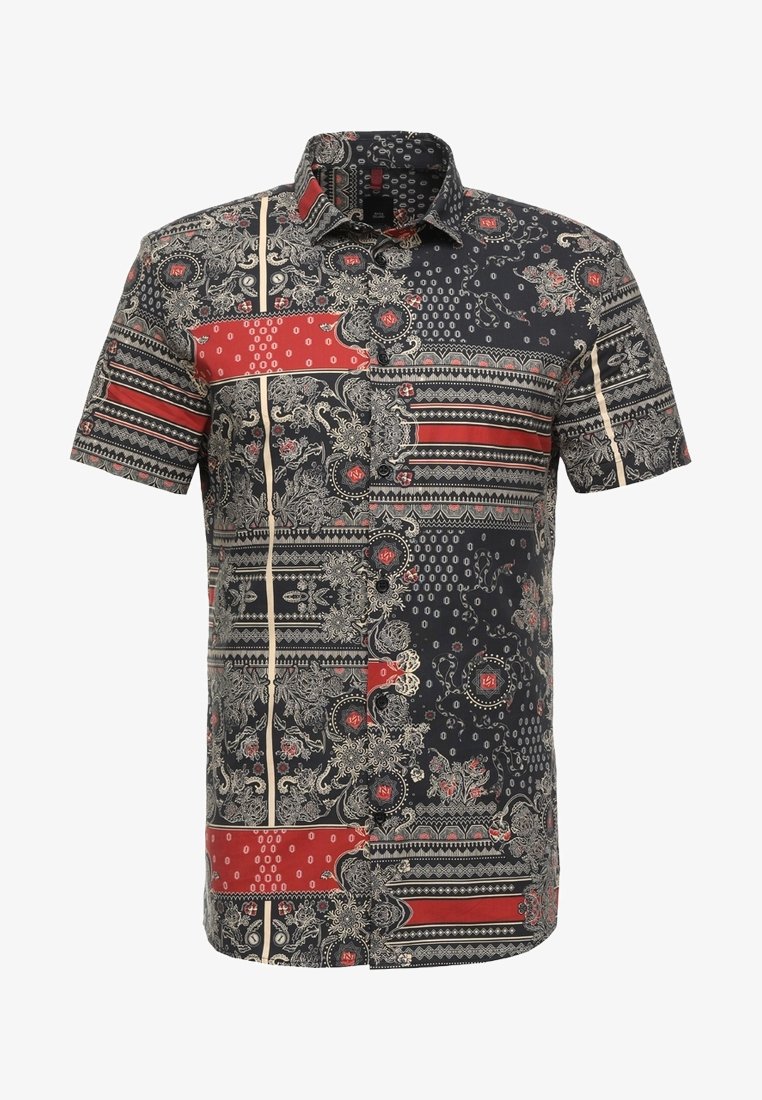 Kortärmad skjorta med en mörk bas som har intrikata mönster i rött, vitt och svart, blommönster och geometriska accenter genom hela designen.