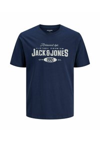 Camiseta de algodón azul marino con cuello redondo y mangas cortas. Presenta un estampado gráfico en blanco desgastado con "JACK & JONES" y "1990".