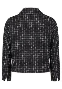 Czarna kurtka z długim rękawem z białym nieregularnym wzorem w kratę, prosta dolna krawędź i kołnierzyk z ząbkami, pokazana z tyłu.