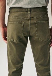 Next AUTHENTIC - Blugi conici - mottled green