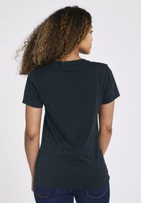 Mörk marinblå kortärmad t-shirt med rundad halsringning, mjukt bomullstyg och rak passform. Har en enkel, odekorerad design.