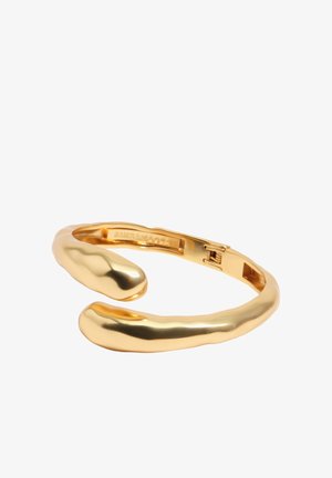 Náramok z lešteného kovu so zlatým tónom, s pántovým zapínaním, s hladkými, mierne nepravidelnými zaoblenými koncami a reflexnou povrchovou úpravou.