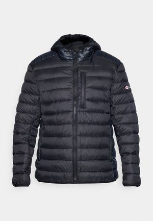 Czarna kurtka puchowa z kapturem, z pikowanym wzorem, zapinana na zamek, z kieszenią na piersi. Aksentowana materiałem na ramionach i logo.