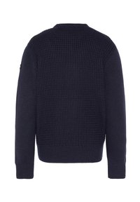 Dunkelblaues Strickpullover mit strukturiertem Muster, Rundhalsausschnitt und gerippten Bündchen. Mit einem Logo-Patch auf der linken Schulter.