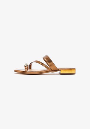 Bronzen metallic flip-flop sandaal met twee gestreepte banden, voorzien van een kleine decoratieve accent bij de teen en een lage rechthoekige hak.