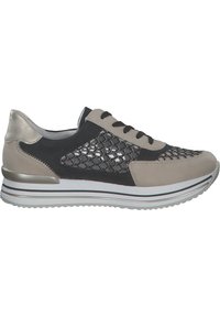 Sneaker beige e nera con un pannello laterale in rete, accenti metallici, design con lacci e suola bianca a righe. Finitura in pelle testurizzata.