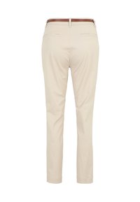Pantaloni in cotone beige con vestibilità slim, dotati di una cintura in pelle marrone e due tasche posteriori. Tessuto liscio, design su misura.