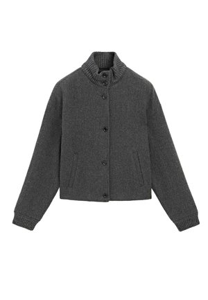 Veste cardigan en mélange de laine grise avec col montant, fermeture à boutons sur le devant, poignets côtelés et poches latérales ; silhouette crop.