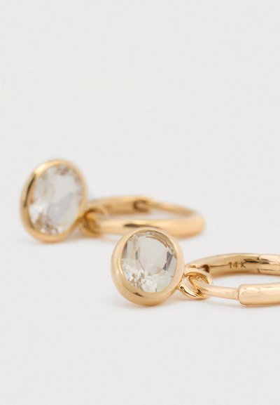 Cercei hoop de aur cu pietre prețioase rotunde, clare, cu suprafață fatetată, atașați printr-un link lustruit. Marcaj "14K" indicând conținutul de aur.