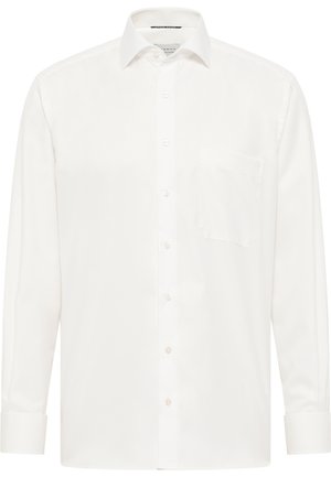 Chemise blanche à manches longues en tissu lisse, avec un col classique, une fermeture à boutons sur le devant et une poche poitrine unique.