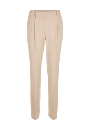 Beige maßgeschneiderte Slim-Fit-Hosen mit vorderen Falten, Gürtelschlaufen und einem sauberen Bund, vor einem weißen Hintergrund präsentiert.