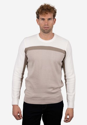 Jersey beige con mangas blancas acanaladas, escote redondo y detalle de rayas horizontales en el pecho. Textura de punto suave, diseño ajustado.