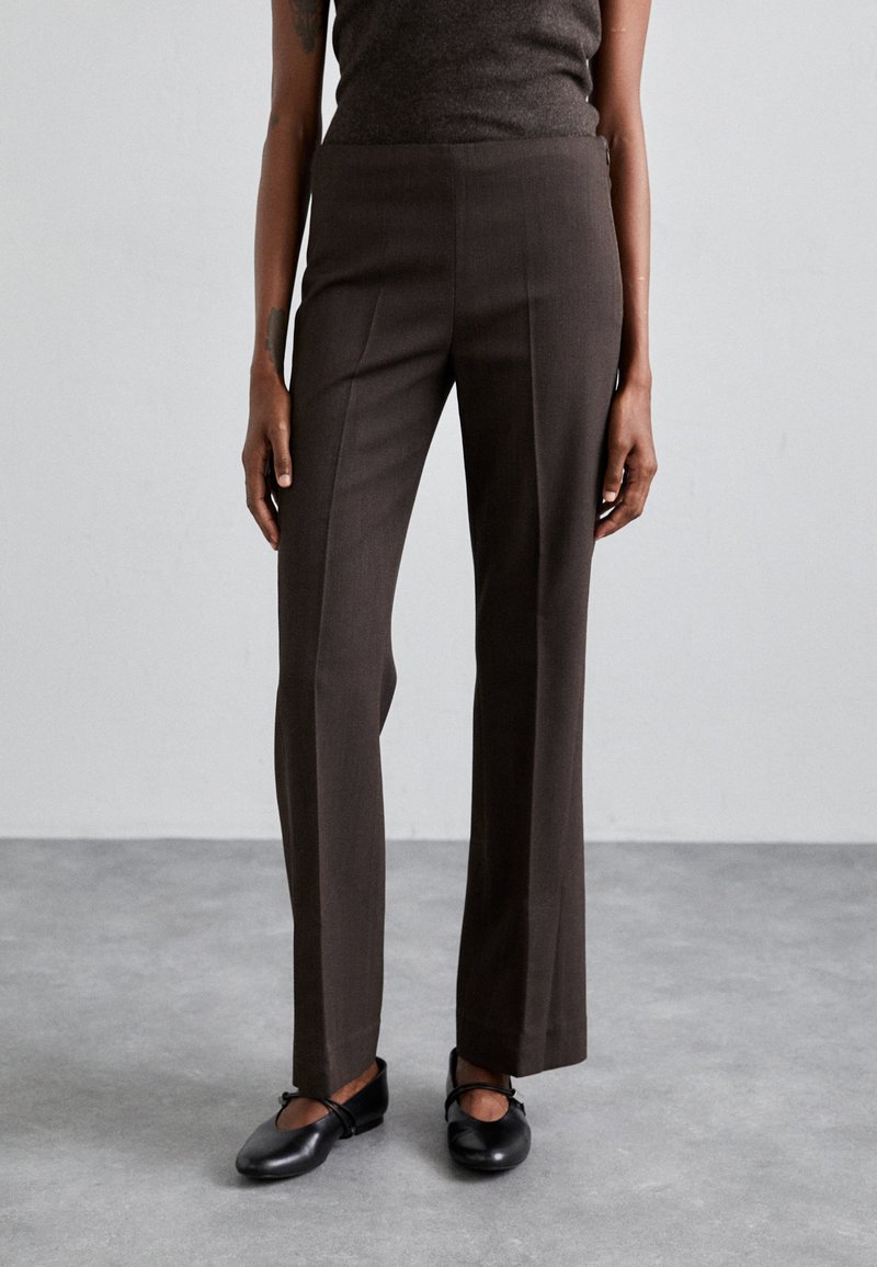 Filippa K TWIST SEAM TROUSERS - Tygbyxor - mocha
