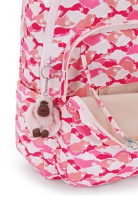 Zaino con motivo a onde rosa e corallo, costruzione in tessuto, tasca frontale con zip e un portachiavi a forma di scimmietta soffice attaccato.