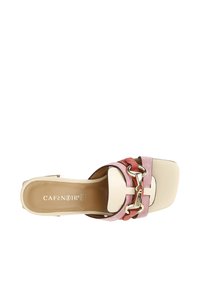 Sandaletti in suede rosa e rossi con accentuazione in catena dorata e punta quadrata. Soletta beige con il logo "Café Noir". Materiali lisci e strutturati.