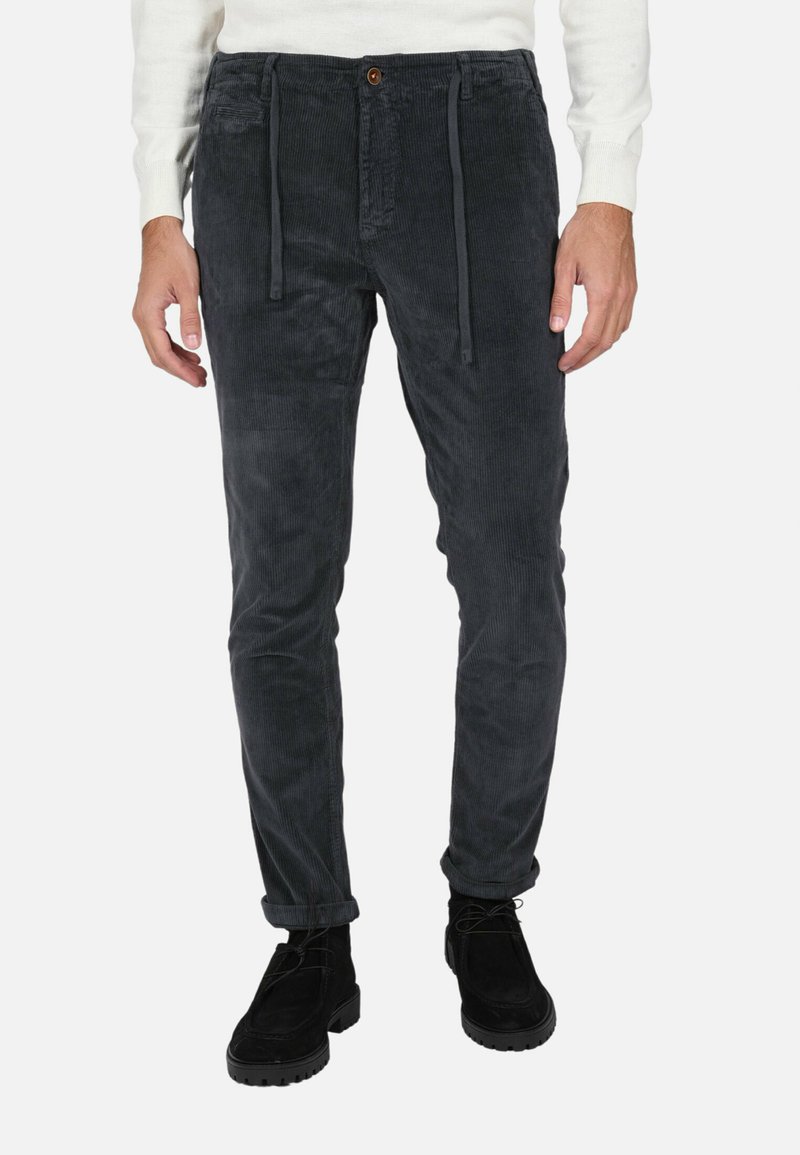 Pantaloni in corda grigio scuro con vestibilità slim, cintura con coulisse, tasche frontali e bottone marrone a contrasto in alto.