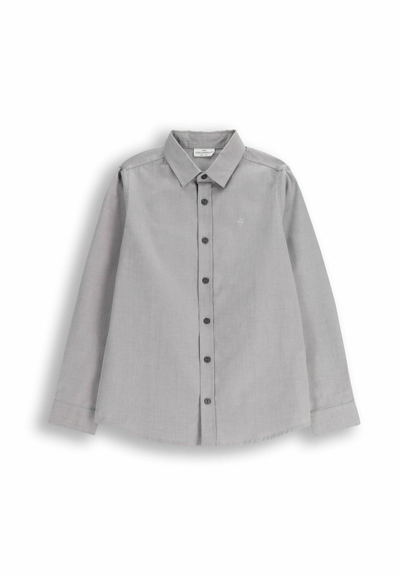 Jasnoszara koszula na długi rękaw z kołnierzykiem w szpic, zapinana na guziki, z przednią plisą, ciemnymi guzikami oraz małym logo na piersi.