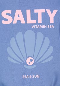 Hellblaues Textil mit pinkfarbener Typografie: "SALTY VITAMIN SEA" und einer Muschel-Grafik mit einem zentralen Punkt, sowie "SEA & SUN" darunter.