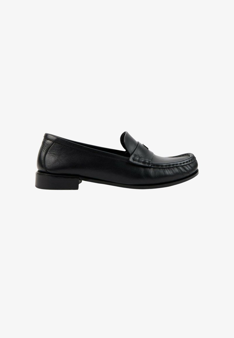 Mocassin homme en cuir noir avec petit talon et couture moc toe, présenté de profil sur fond blanc.