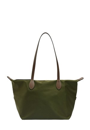 Torba na ramię w oliwkowej zieleni z długimi brązowymi skórzanymi rączkami i zamknięciem na zamek, na białym tle.