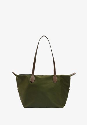 Torba na ramię w oliwkowej zieleni z długimi brązowymi skórzanymi rączkami i zamknięciem na zamek, na białym tle.