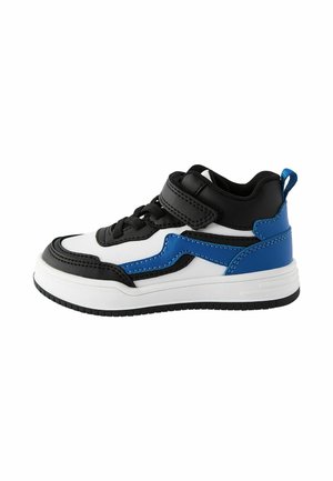 Zwarte, witte en blauwe sportieve schoen met een textuur bovenkant, vetersluiting en klittenbandsluiting, gelaagd ontwerp en rubberen buitenzool voor grip.