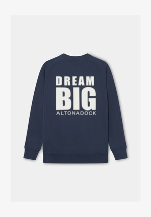 Sudadera azul marino de manga larga con texto blanco "DREAM BIG ALTONADOCK" en la parte posterior sobre un fondo liso.
