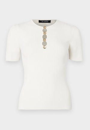 Biały, krótki top z krótkim rękawem, o okrągłym dekolcie i pięcioma ozdobnymi guzikami z przodu, wykonany z dzianiny prążkowanej.