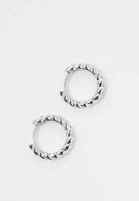 Silverfärgade hängande örhängen med en tvinnad, flätad design, med en slät yta och cirkulär form. Varje örhänge har en säker låsning.