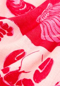 Tissu rose avec des motifs de homards rouges et de crustacés, présentant une texture douce et un design fluide, capturant des couleurs vives et des détails complexes.