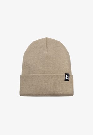 Beige gestrickte Mütze mit umgeschlagenem Saum, auf der Seite befindet sich ein kleines schwarzes Etikett. Das Material wirkt weich und elastisch.