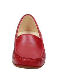 Rode leren loafer met een ronde neus, gestikt detail en een gladde oppervlakte. Heeft een laag profiel rubberen zool voor comfort.