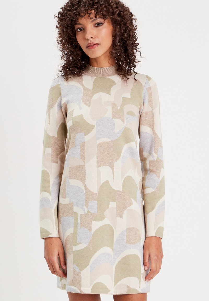 Gebreid jurk met een geometrisch patroon in beige, zachtblauw en groen, met een hoge halslijn en lange mouwen. Textuurstof.