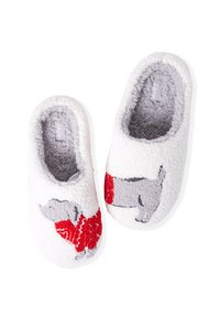 Un paio di pantofole bianche e pelose con design di cani grigi che indossano maglioni rossi sulla parte superiore, viste dall'alto.