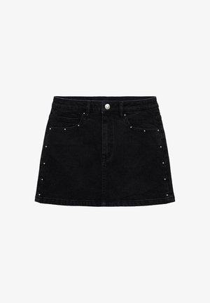 Gonna mini in denim nero con accenti di borchie argento lungo i lati, dotata di chiusura frontale con bottoni e due tasche anteriori.