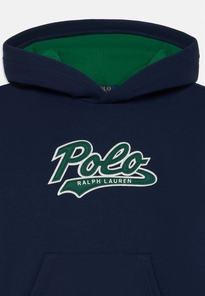Námornícká mikina s vnútorným zeleným podšívkou, s vyšívaným bielym a zeleným logom "Polo Ralph Lauren" na prednej strane a prednou kapsou.