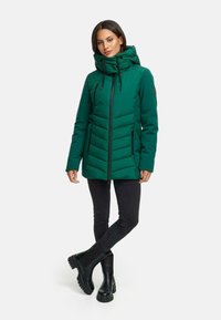 Groene, gevoerde jas met een hoge kraag, ritssluiting en twee zijzakken. Heeft een gestructureerd, chevronpatroon en een afneembare capuchon.