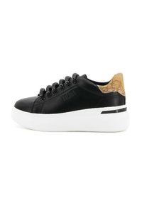 Sneaker sintetiche nere con una suola piatta bianca. Include lacci tondi, occhielli metallici e una parte posteriore con un motivo a mappa testurizzato.