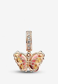 Čar za metulje iz rožnatega zlata, ki ima roza in oranžne emailne poudarke, okrašen z okroglimi prozornimi kamni vzdolž zgornjega zanka.