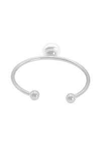 Zilveren metalen ring met een gladde, ronde vorm, voorzien van een witte parel aan de bovenkant en twee bolvormige accenten aan elk uiteinde.