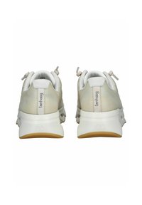 Białe sneakersy z teksturowanym siateczkowym wierzchem, małymi pętelkami na pięcie oraz amortyzującą podeszwą. Posiadają subtelną markę na tylnej części.